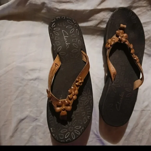 Clarks Women's Tan Floral Sandals - Picture 1 of 3
